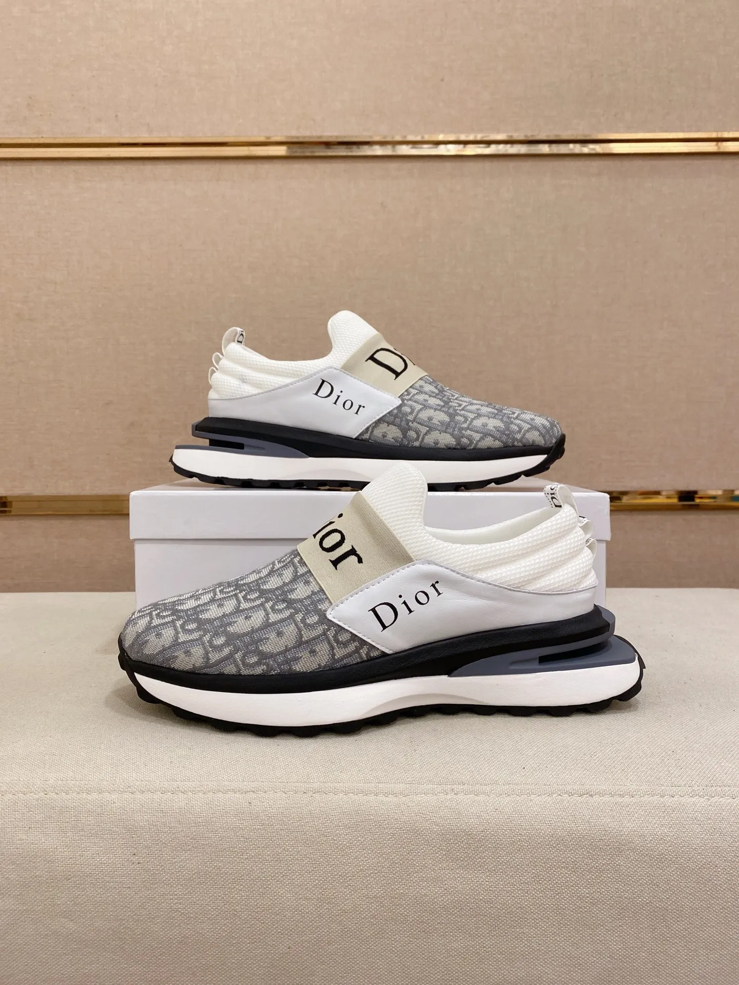 Men's shoes💰: 462💰 [Dior·Dior] New casual sports style men's shoes, new spring and summer design, perfect workmanship, lace-up style to create wardrobe quality, upper: imported first-layer cowhide, sheepskin lining is soft and comfortable, ultra-light TPU wear-resistant outsole, simple, versatile fashion men's shoes, excellent color code number 38--44. Can be customized 45 non-returnable